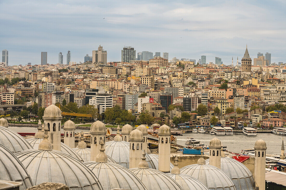 Stadtbild von Istanbul von der Süleymaniye-Moschee aus gesehen; Istanbul, Türkei