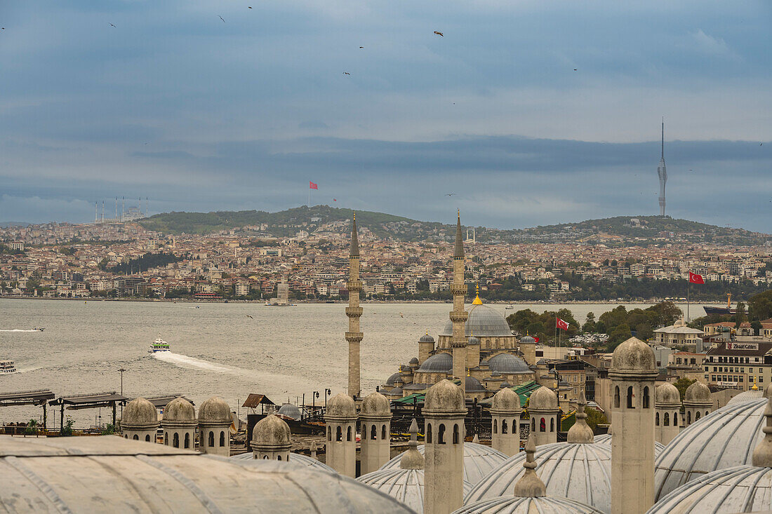 Stadtbild von Istanbul von der Süleymaniye-Moschee aus gesehen; Istanbul, Türkei