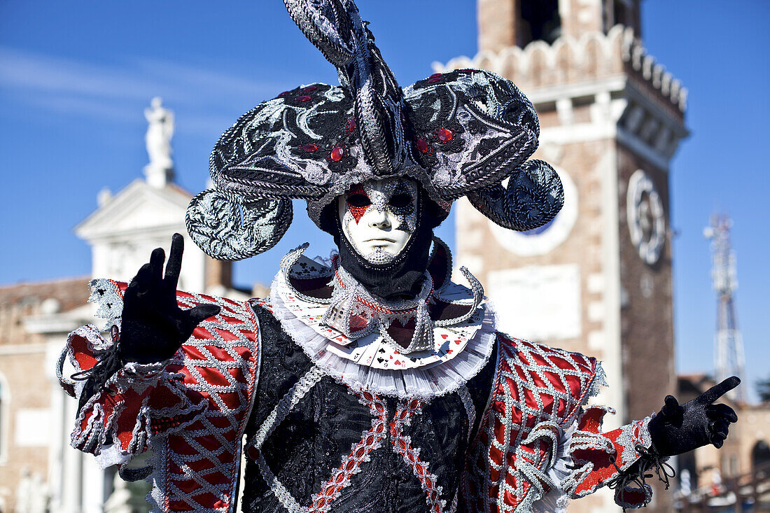 Eine Person in einem verzierten Kostüm und einer Maske; Venedig, Italien.