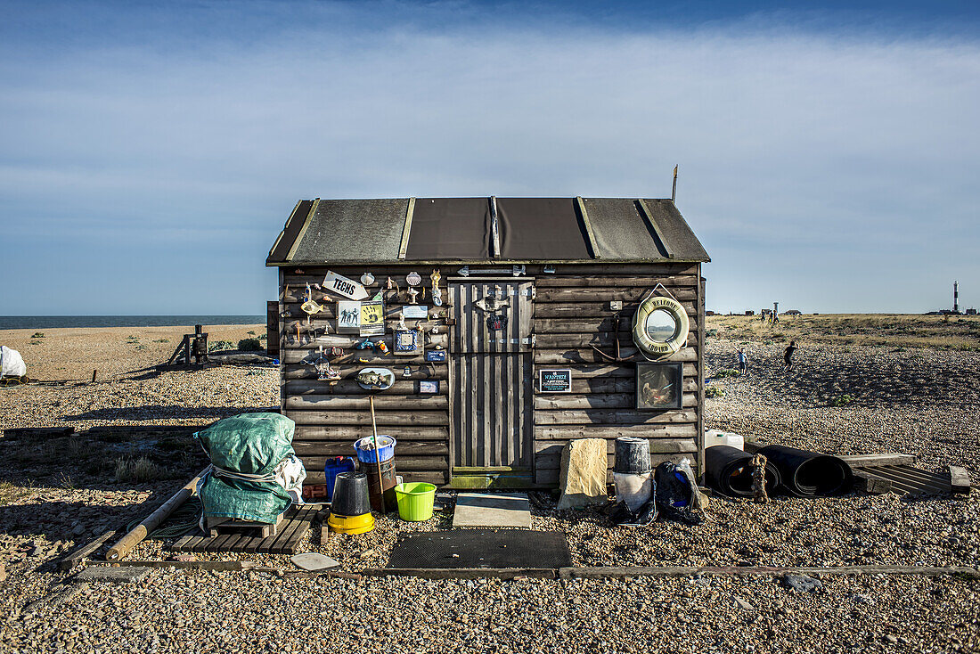 Alter hölzerner Fischerschuppen an einem Kiesstrand; Dungeness, Kent, England