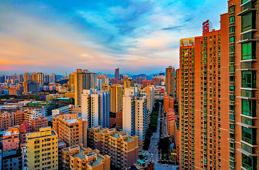 Blick auf Shenzhen aus dem oberen Stockwerk einer Wohnung in der Stadt; Shenzhen, Guangdong, China.