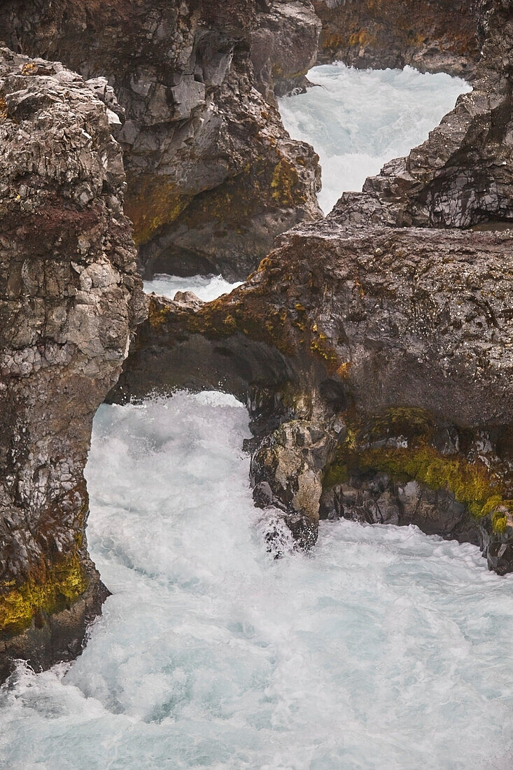 Barnafoss-Wasserfall am Hvita-Fluss, in der Nähe von Reykholt, Westisland; Island.