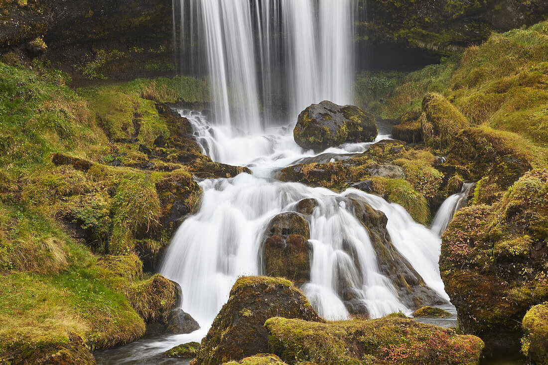 Kaskaden des Hafrafell-Wasserfalls in den Bergen bei Stykkisholmur, Snaefellsnes-Halbinsel, Westisland; Island.