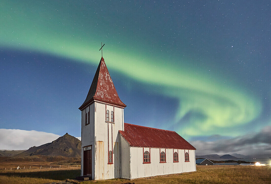 Nordlicht über einer Kirche in Hellnar, Snaefellsnes-Halbinsel, Westküste von Island; Hellnar, Island