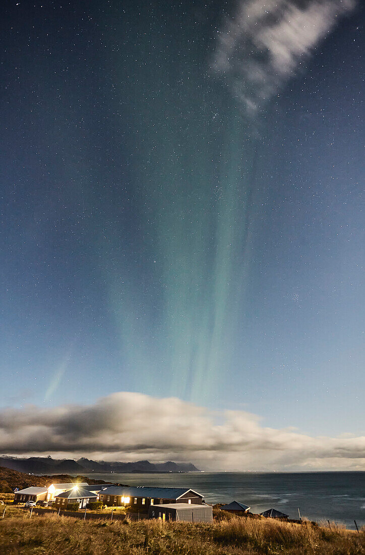 Nordlicht über Hellnar, Halbinsel Snaefellsnes, Westküste von Island; Hellnar, Island.