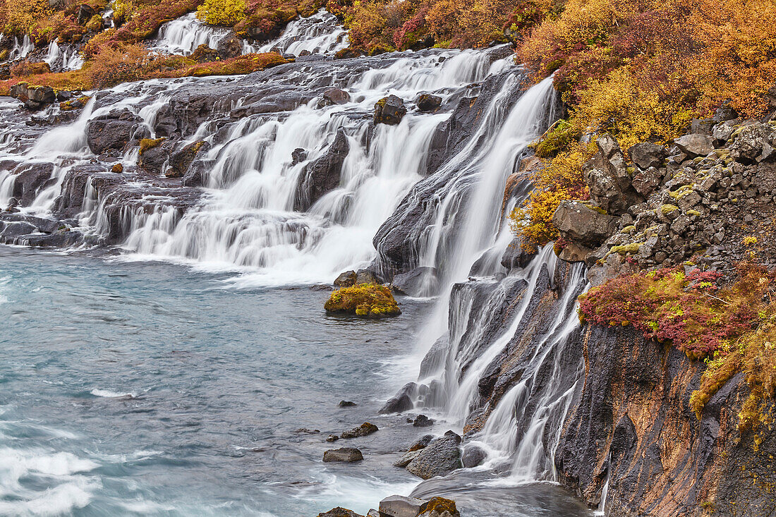 Hraunfosser Wasserfall und der Fluss Hvita, nahe Reykholt, Westisland; Island