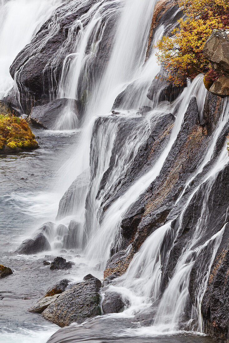 Hraunfosser Wasserfall und der Fluss Hvita, nahe Reykholt, Westisland; Island