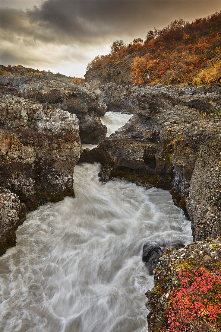Barnafosser Wasserfall am Fluss Hvita, in der Nähe von Reykholt, Westisland; Island.