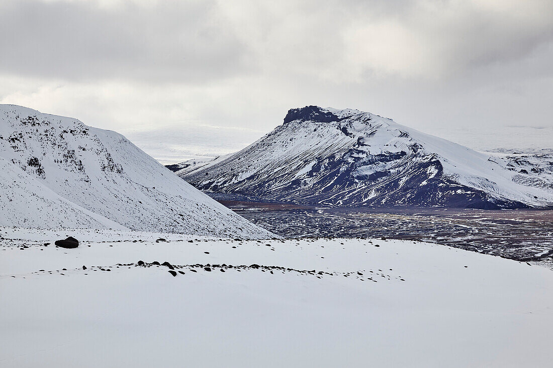 Schneebedeckte Berge im Frühwinter im Kaldidalur-Tal, vom Langjokull-Gletscher aus gesehen, im westlichen Hochland von Westisland; Island