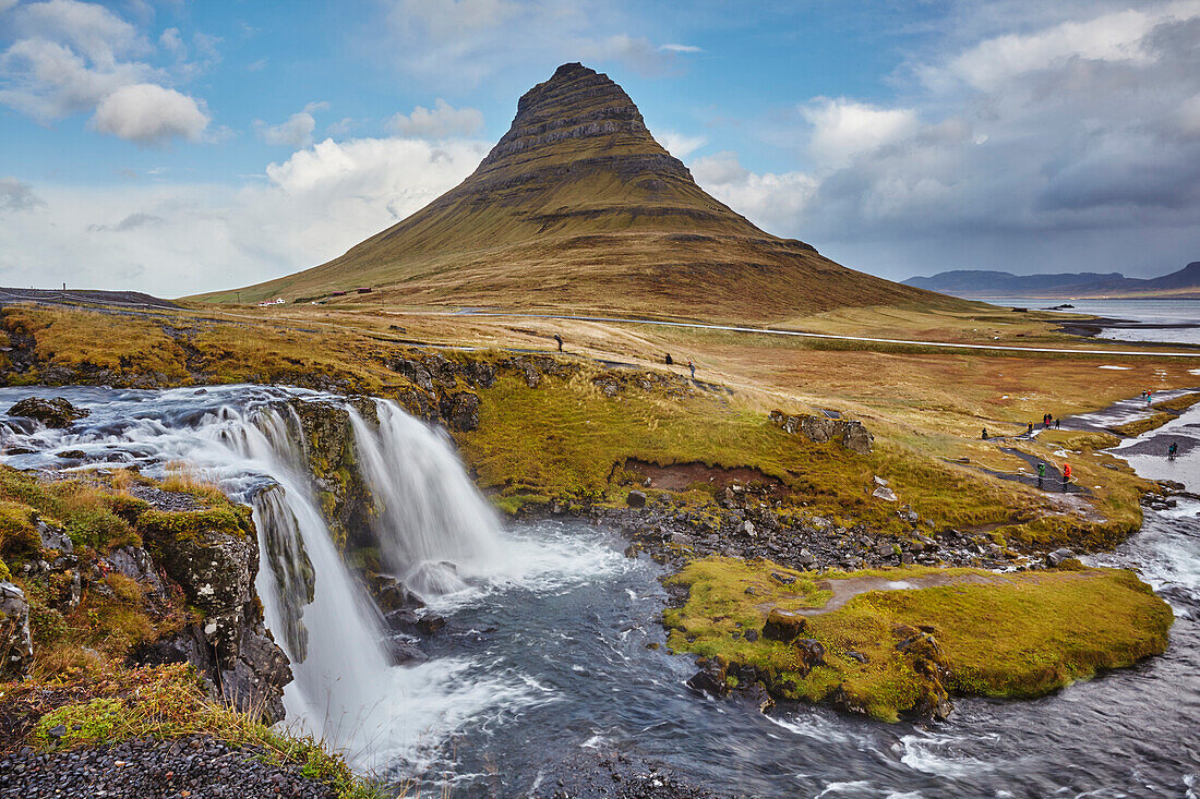 Berg Kirkjufell und Kirkjufellsfoss, in der Nähe von Grundarfjordur, Halbinsel Snaefellsnes, Westküste von Island; Island