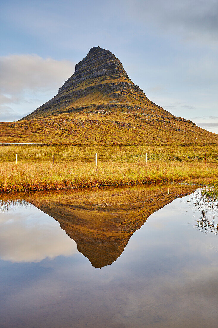 Berg Kirkjufell und sein Spiegelbild im Wasser, nahe Grundarfjordur, Snaefellsnes, Island; Island