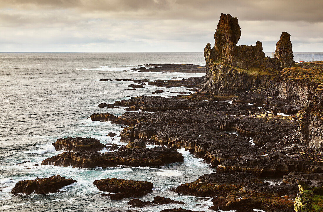 Felsen von Londranger im Snaefellsjokull-Nationalpark, Halbinsel Snaefellsnes, Westküste von Island; Island