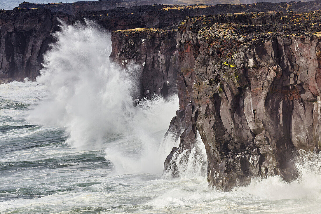 Brandung an den Klippen von Skalasnagi, Halbinsel Snaefellsnes, Westküste Islands; Island