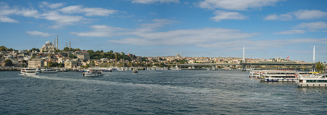 Panoramablick auf den Bosporus, Goldenes Horn, Istanbul, Türkei; Istanbul, Türkei.