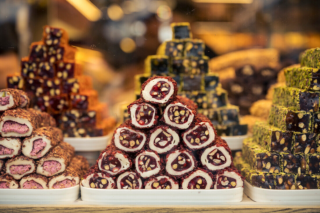 Türkische Köstlichkeiten auf dem Gewürzbasar in Istanbul; Istanbul, Türkei
