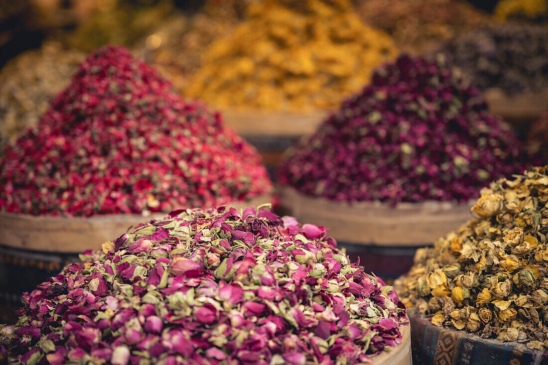 Getrocknete Blumen zum Verkauf auf dem Gewürzbasar in Istanbul; Istanbul, Türkei