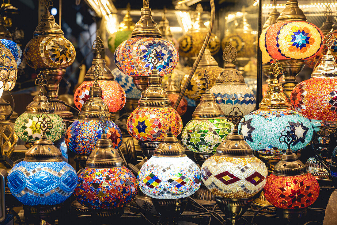 Osmanische Glaslaternen zum Verkauf auf dem Ägyptischen Basar; Istanbul, Türkei.