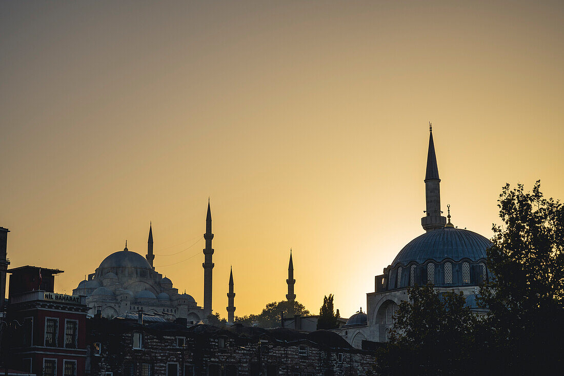 Silhouetten der Minarette und Kuppeln einer Moschee bei Sonnenuntergang; Istanbul, Türkei.