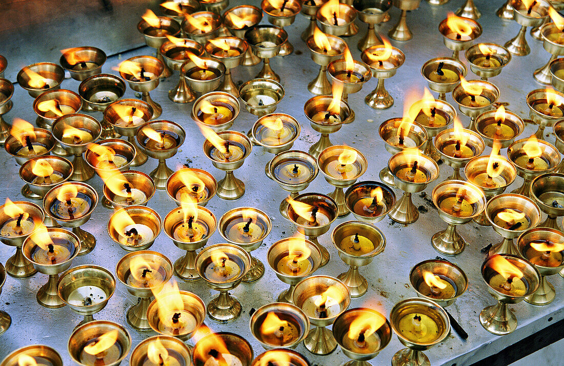 Gebetskerzen im Swayambhunath-Tempel in Kathmandu; Kathmandu, Nepal