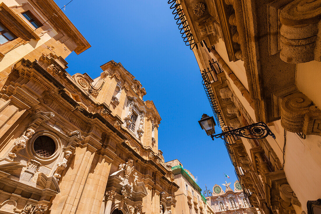 Blick nach oben auf die kunstvollen Steinarbeiten der alten Gebäude in der historischen Altstadt von Trapani; Trapani, Sizilien, Italien