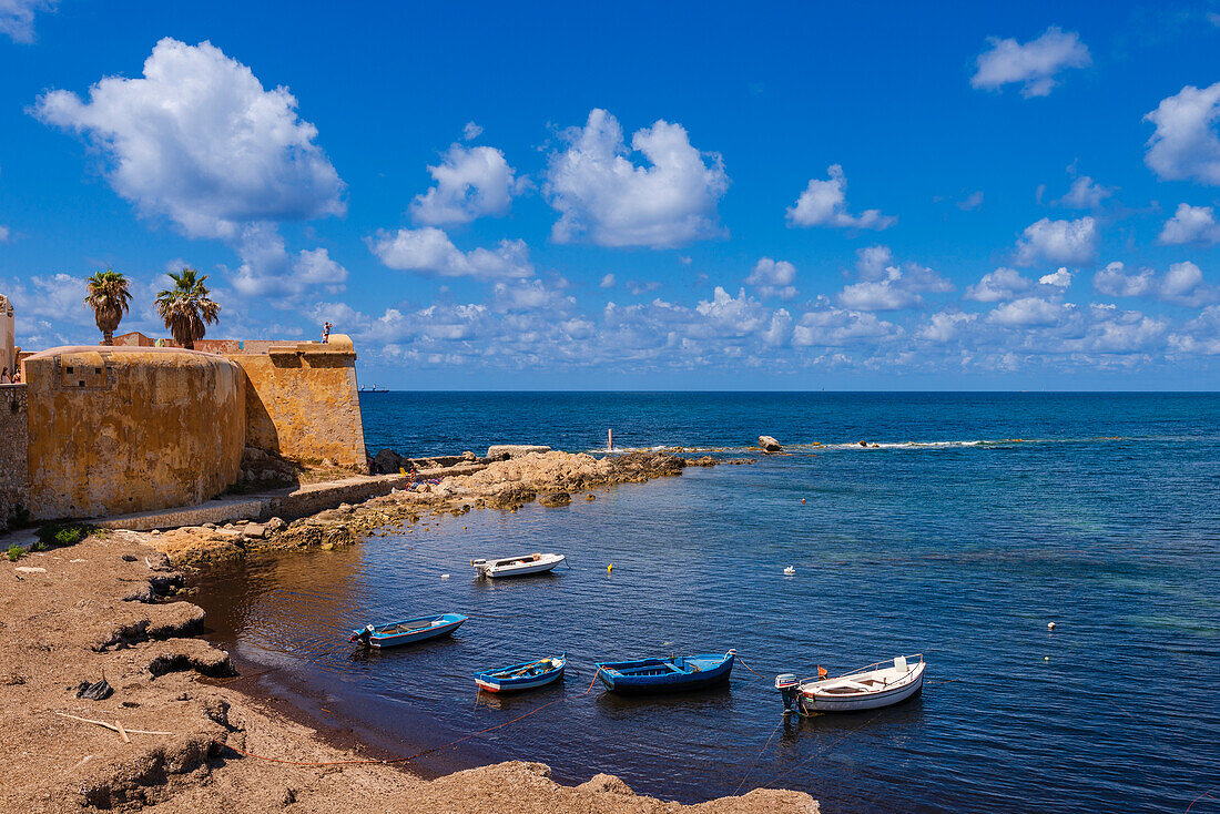 Kleine Boote am Ufer der Altstadt von Trapani am Meer mit der Festungsanlage Bastione Conca; Trapani, Sizilien, Italien.