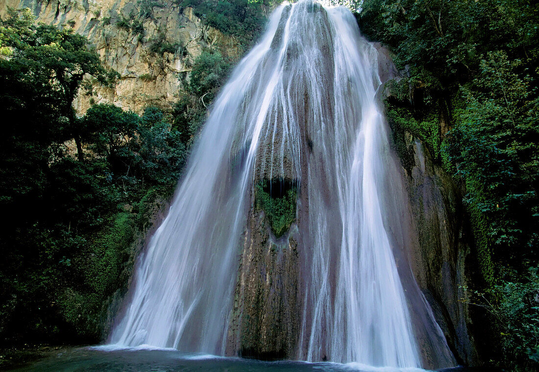 Cascada Cola de Caballo, Schachtelhalm-Wasserfall, hat eine Fallhöhe von 75 Fuß, während der Wasserfall durch Mexikos größtes Naturschutzgebiet, Cumbres de Monterrey im Las Cumbres National Park südlich von Monterrey, fließt; Cascada Cola de Caballo, Cumbres de Monterrey, Mexiko