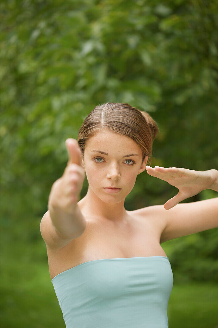 Junge Frau macht Tai Chi