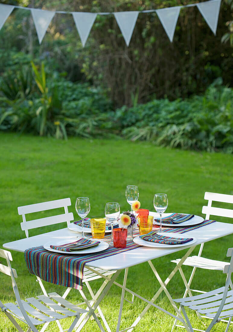 Gedeckter Tisch zum Mittagessen im Garten