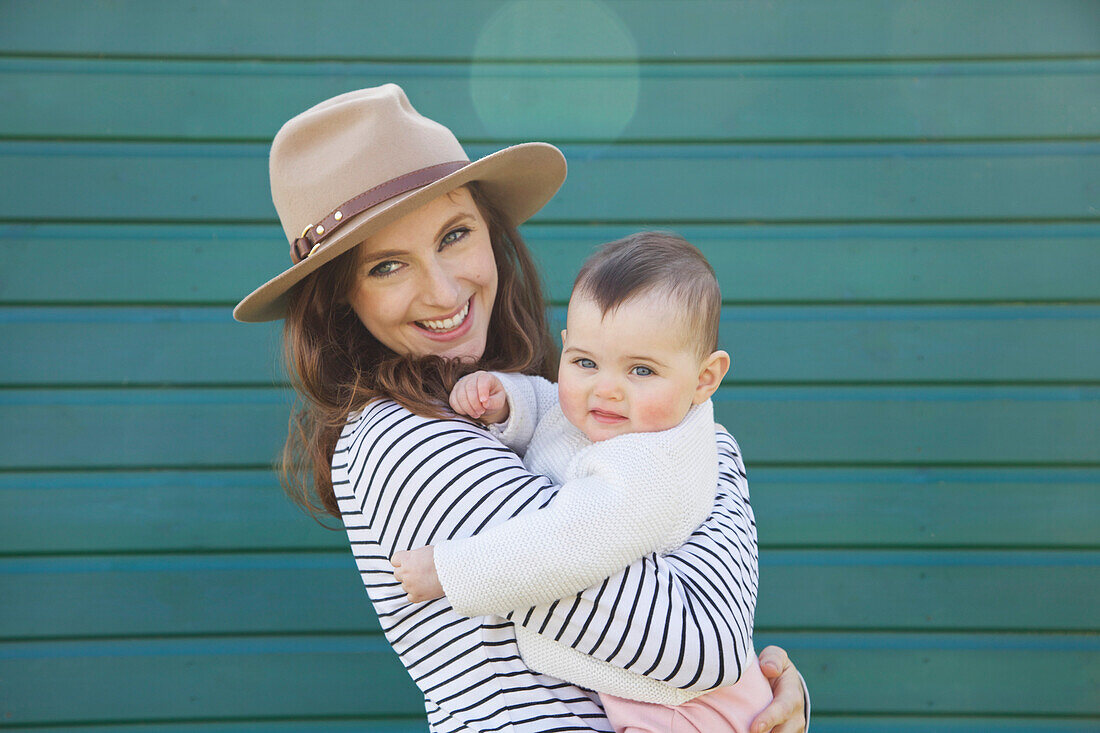 Lächelnde Frau mit Baby im Arm