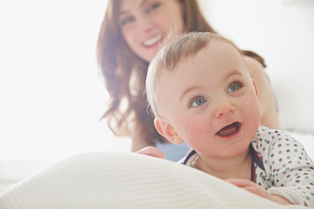 Babyjunge im Bett mit Mutter