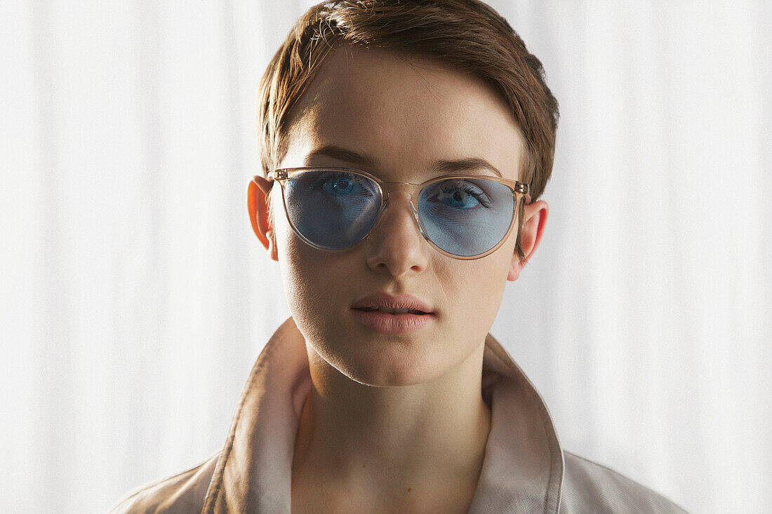 Junge Frau mit blau getönter Sonnenbrille