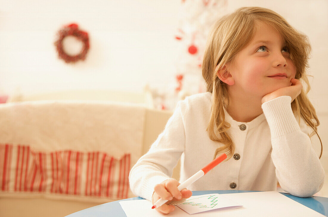 Mädchen schreibt einen Brief an den Weihnachtsmann