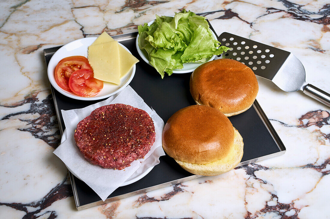 Stilleben Hamburger Zutaten auf Tablett