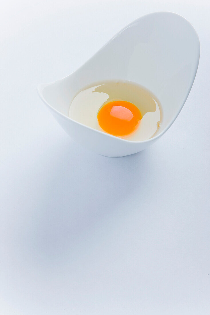 Ungekochtes Ei in weißem Behälter