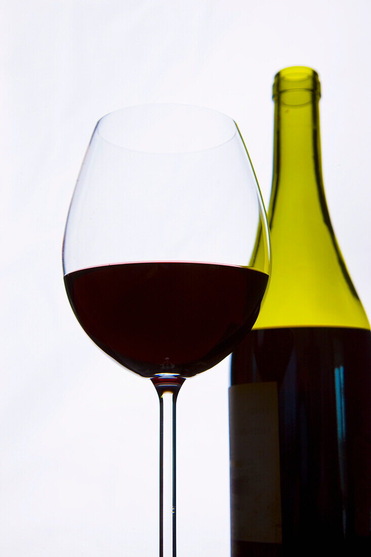 Glas Rotwein und Weinflasche