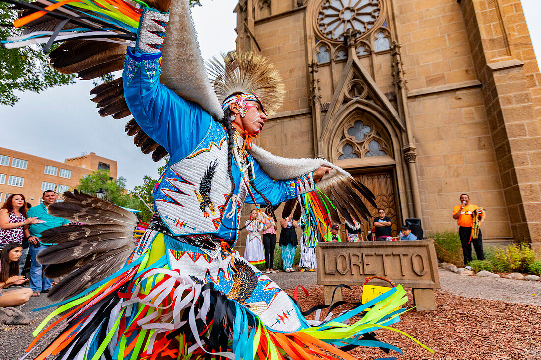 Teilnehmer des Santa-Fe-Indianermarktes in traditionellen Gewändern in der Innenstadt von Santa Fe, New Mexico, Vereinigte Staaten von Amerika, Nordamerika