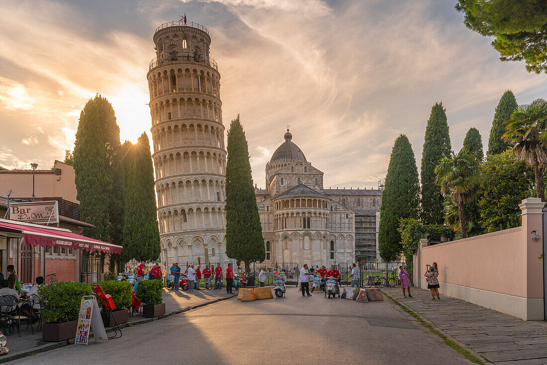 Blick auf Souvenirstände und den Schiefen Turm von Pisa bei Sonnenuntergang, UNESCO-Weltkulturerbe, Pisa, Provinz Pisa, Toskana, Italien, Europa
