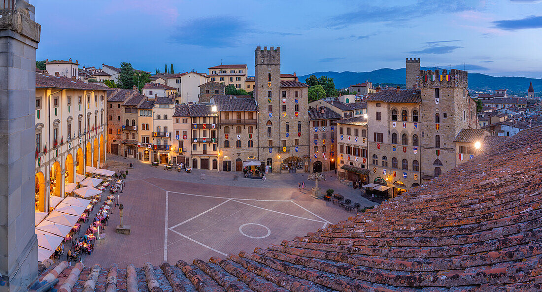 Blick auf die Piazza Grande vom Palazzo della Fraternita dei Laici in der Abenddämmerung, Arezzo, Provinz Arezzo, Toskana, Italien, Europa