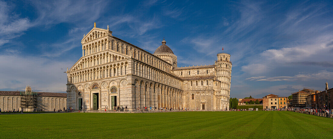 Blick auf den Dom von Pisa und den Schiefen Turm von Pisa, UNESCO-Weltkulturerbe, Pisa, Provinz Pisa, Toskana, Italien, Europa