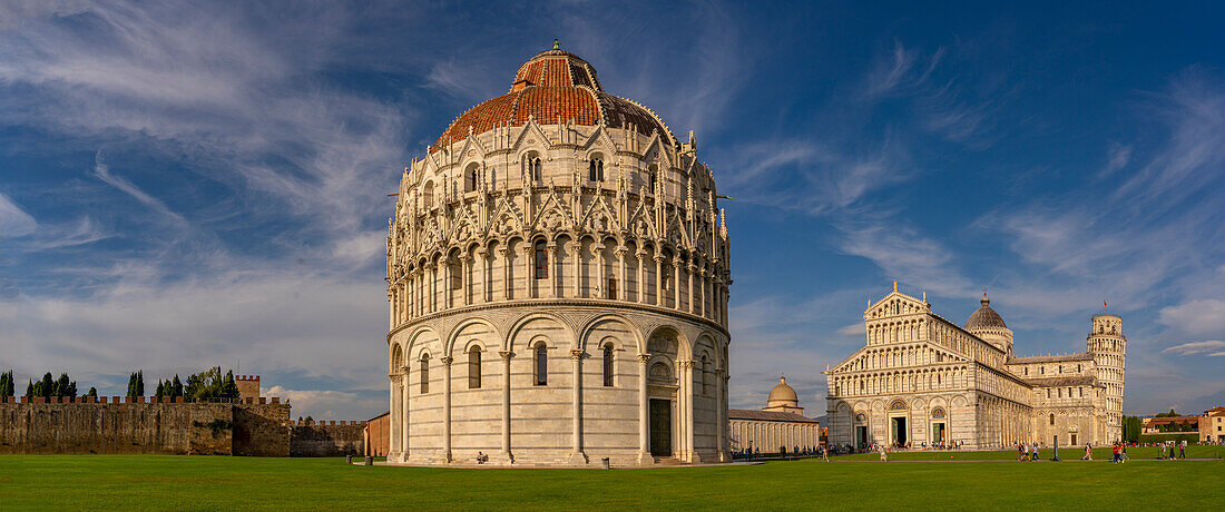 View of Baptistery of San Giovanni, Pisa Cathedral and Leaning Tower of Pisa, UNESCO World Heritage Site, Pisa, Province of Pisa, Tuscany, Italy, Europe