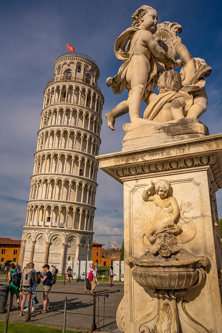 Blick auf die Fontana dei Putti und den Schiefen Turm von Pisa, UNESCO-Weltkulturerbe, Pisa, Provinz Pisa, Toskana, Italien, Europa