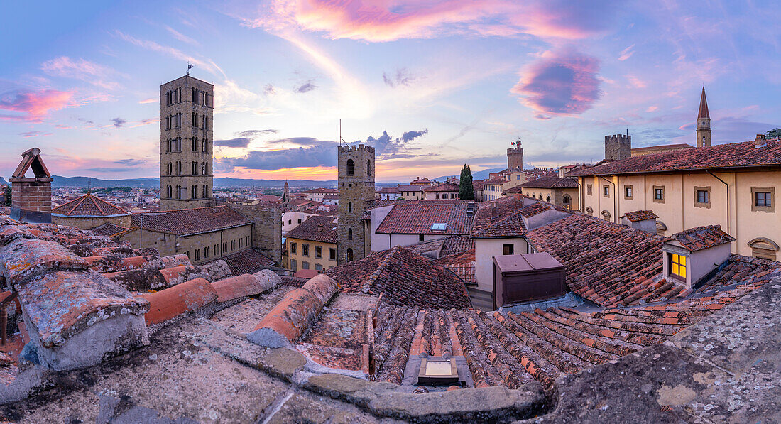 Blick auf die Skyline und die Dächer der Stadt vom Palazzo della Fraternita dei Laici bei Sonnenuntergang, Arezzo, Provinz Arezzo, Toskana, Italien, Europa