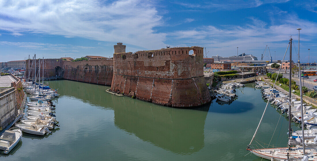 View of Vecchia Fortress and boats in harbour, Livorno, Province of Livorno, Tuscany, Italy, Europe