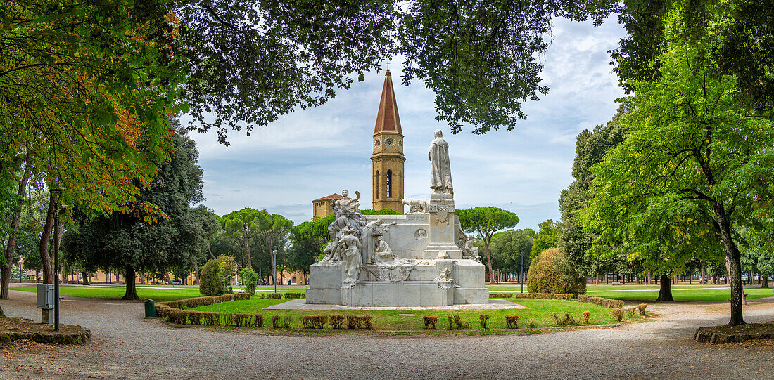 Blick auf das Denkmal von Francesco Petrarca im Passeggio del Prato, Arezzo, Provinz Arezzo, Toskana, Italien, Europa
