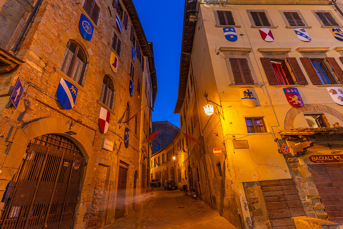 Blick auf eine enge Straße in der Abenddämmerung, Arezzo, Provinz Arezzo, Toskana, Italien, Europa