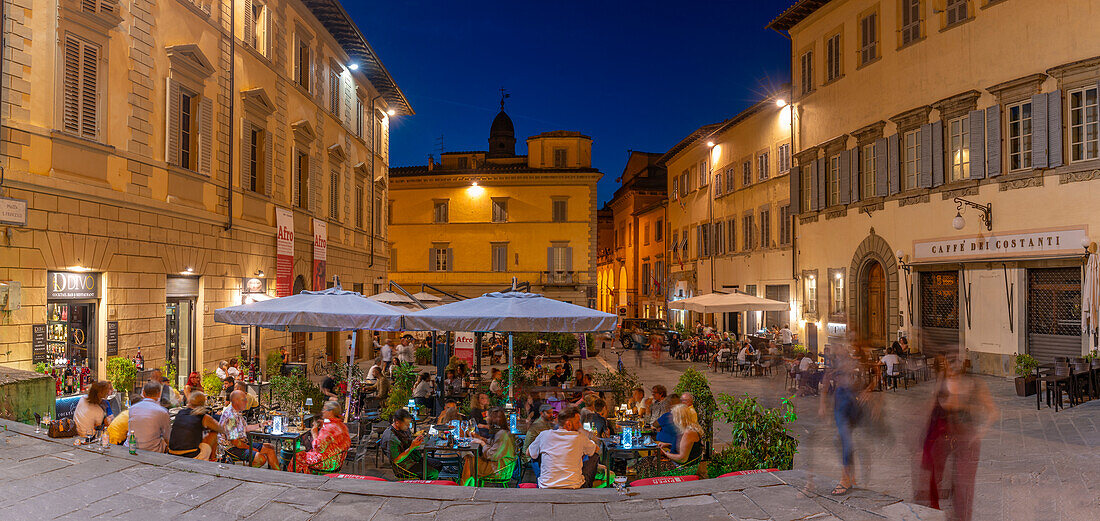 Blick auf ein Restaurant auf der Piazza San Francesco in der Abenddämmerung, Arezzo, Provinz Arezzo, Toskana, Italien, Europa