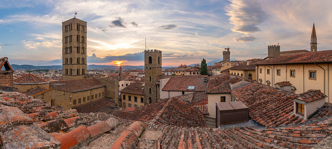 Blick auf die Skyline und die Dächer der Stadt vom Palazzo della Fraternita dei Laici bei Sonnenuntergang, Arezzo, Provinz Arezzo, Toskana, Italien, Europa