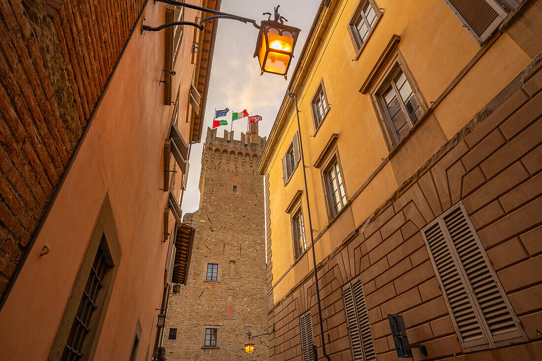 Blick auf den Palazzo dei Priori von einer schmalen Straße aus, Arezzo, Provinz Arezzo, Toskana, Italien, Europa