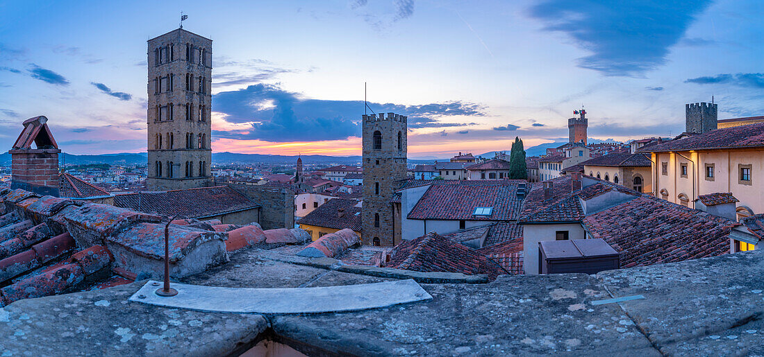 Blick auf die Skyline und die Dächer der Stadt vom Palazzo della Fraternita dei Laici in der Abenddämmerung, Arezzo, Provinz Arezzo, Toskana, Italien, Europa