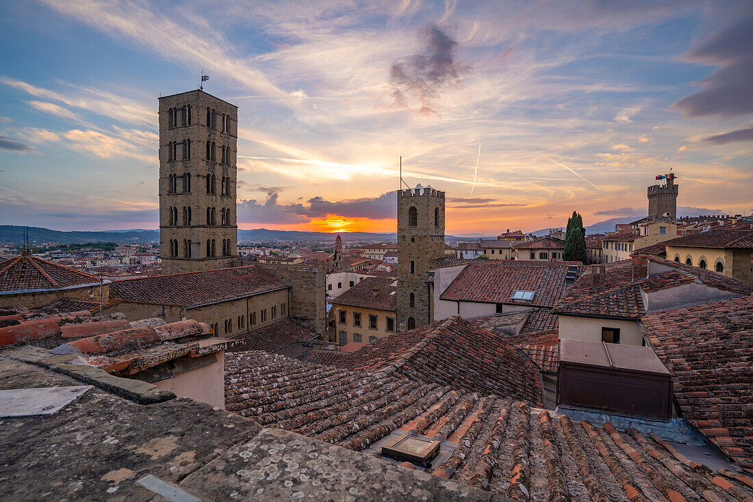 Blick auf die Skyline und die Dächer der Stadt vom Palazzo della Fraternita dei Laici bei Sonnenuntergang, Arezzo, Provinz Arezzo, Toskana, Italien, Europa